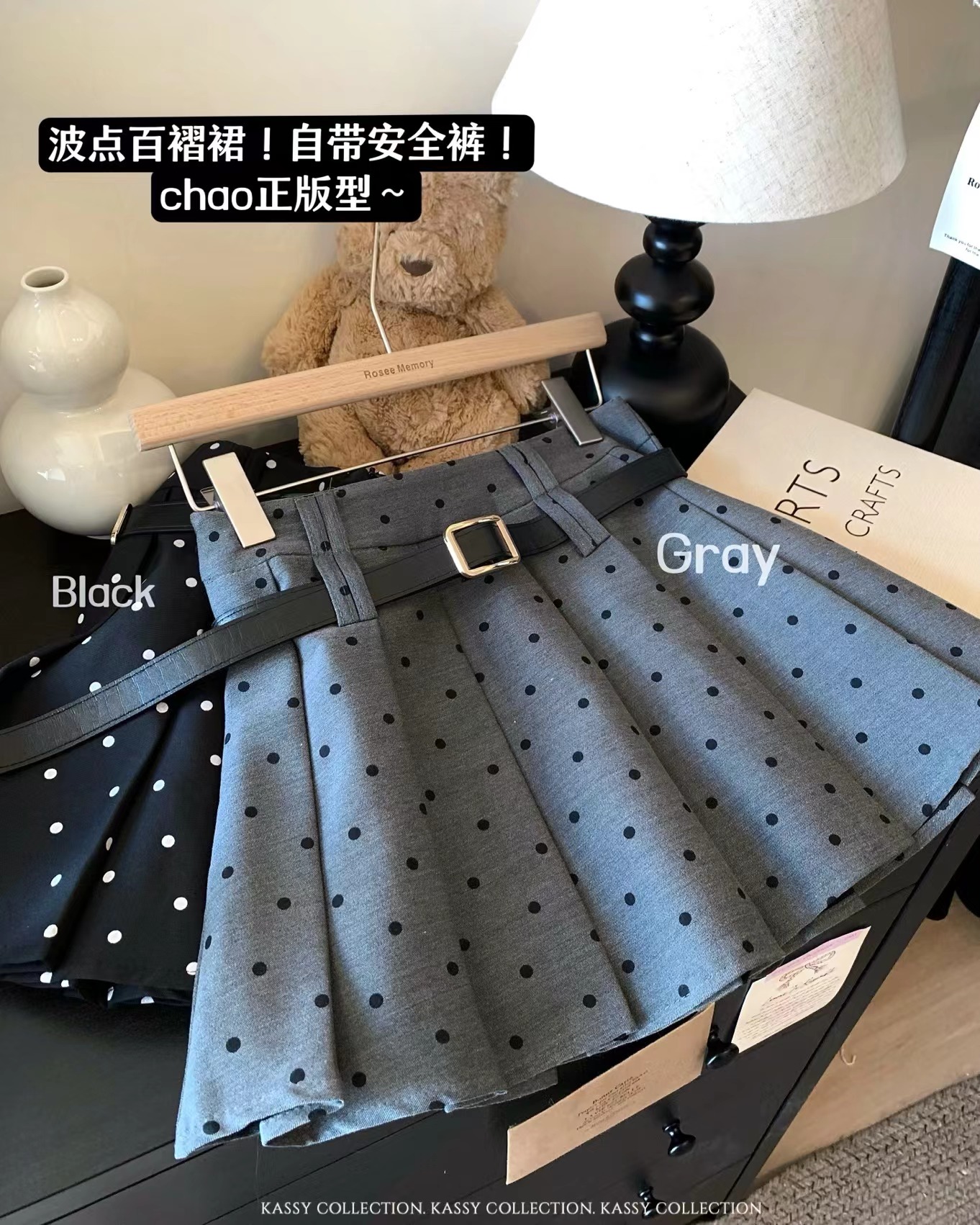 Photographed~ High-waisted, flattering polka dot pleated short skirt, prevents exposure, matches with belt