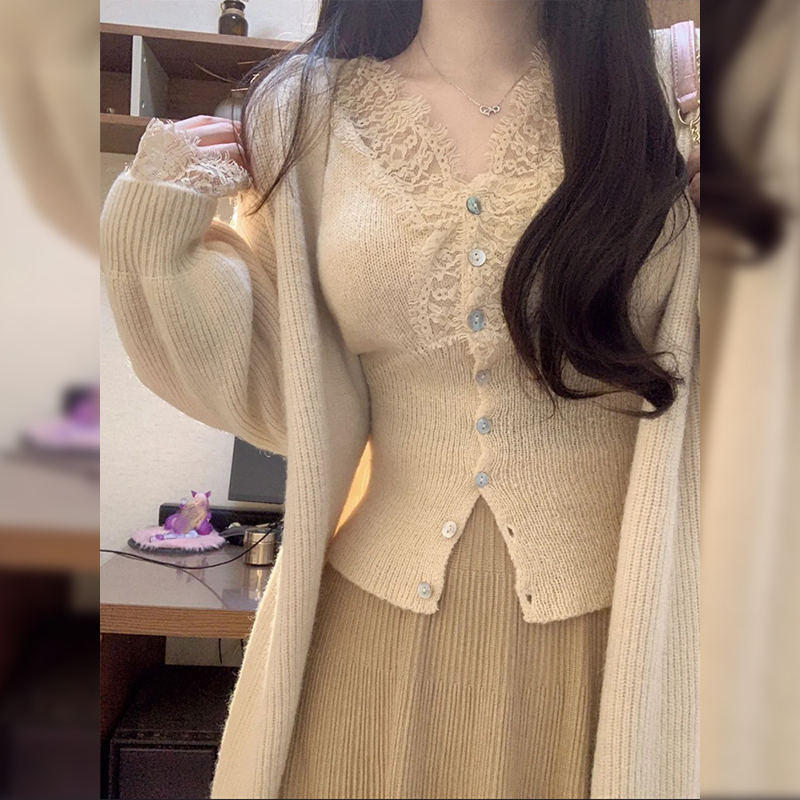 New lace v-neck bottoming shirt for women in autumn and winter, high-end design French style inner knitted cardigan top