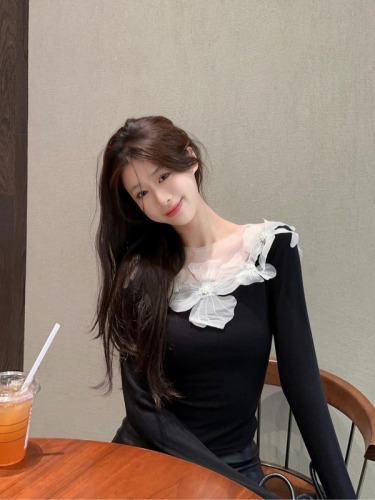 Real shot ~ French exquisite design pearl flower elastic waist slimming long-sleeved T-shirt women's early autumn top