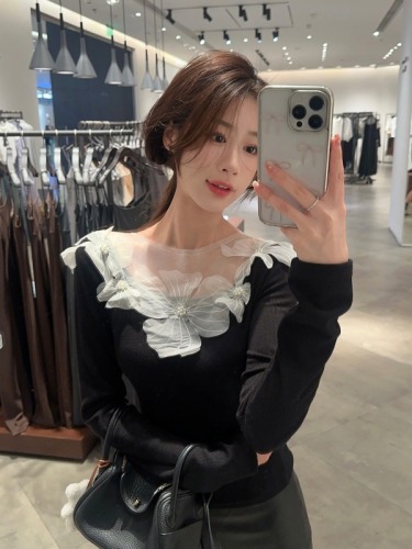 Real shot ~ French exquisite design pearl flower elastic waist slimming long-sleeved T-shirt women's early autumn top