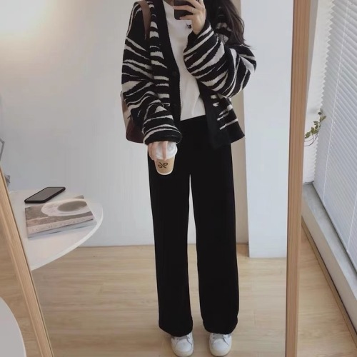 Early spring new style small style cool girl knitted sweater top wide leg pants three-piece suit