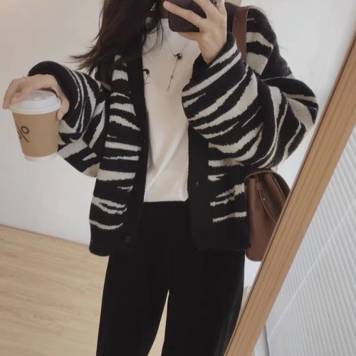 Early spring new style small style cool girl knitted sweater top wide leg pants three-piece suit