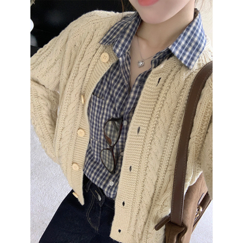 Real photos of autumn layering, chic, casual and versatile classic plaid shirts, Korean style commuting niche slimming loose shirts