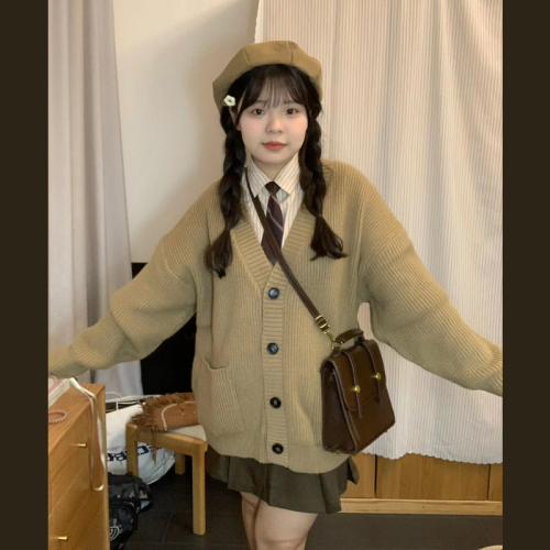 Autumn and winter clothes are matched with a complete set of fashionable tea-style outfits for small people and age-reducing college-style dresses and sub-sets.