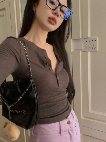 Actual shot of round-neck button-down long-sleeved bottoming T-shirt for women in early autumn, versatile slimming top