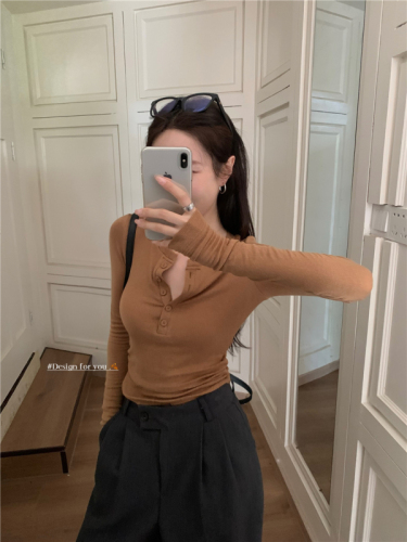 Actual shot of round-neck button-down long-sleeved bottoming T-shirt for women in early autumn, versatile slimming top