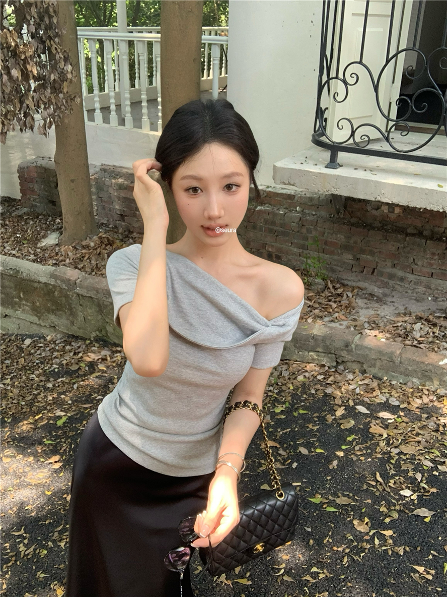 Real shot of one-sided sexy summer off-shoulder knotted short-sleeved versatile casual slimming T-shirt for women