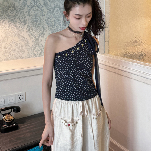 Sanbiao~2024 early autumn new style Korean bloggers wear loose-feeling scarf floral suspender knitted top vest