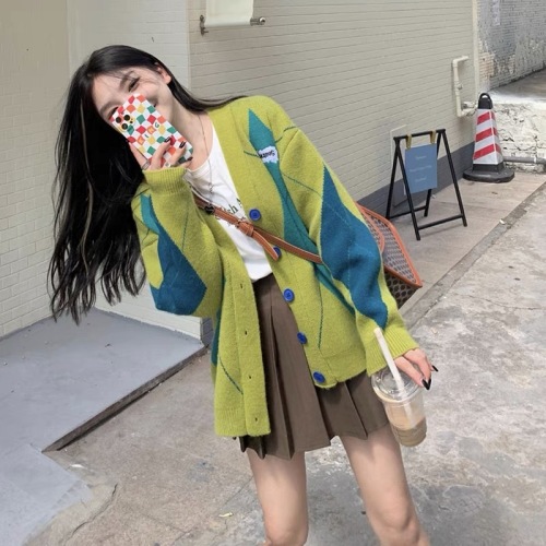 Early Spring New Internet Celebrity Street-Reducing Age-Reducing Fashionable Green Diamond Sweater Cardigan Jacket Pleated Skirt Two-piece Suit for Women