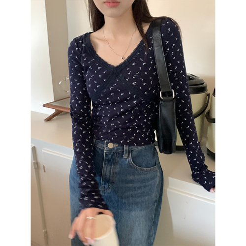 Actual shot of 2024 new early autumn versatile slim slim ribbed short v-neck lace edge long-sleeved floral T-shirt for women