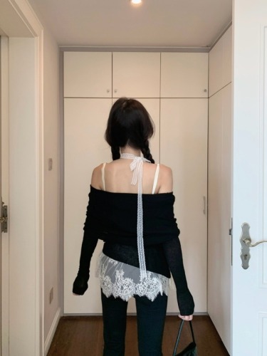 Real shot ~ Autumn and winter bottoming lace shirt with suspenders layered inside + one-shoulder irregular knitted sweater top