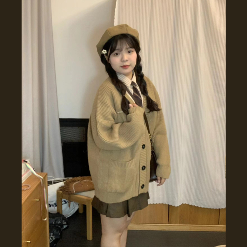 Autumn and winter clothes are matched with a complete set of fashionable tea-style outfits for small people and age-reducing college-style dresses and sub-sets.