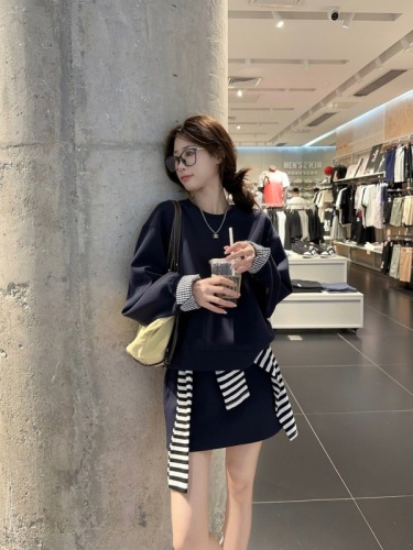 Actual shot and real price~ Early autumn new style plaid splicing long-sleeved sweatshirt + half body slimming short skirt miu series suit for women