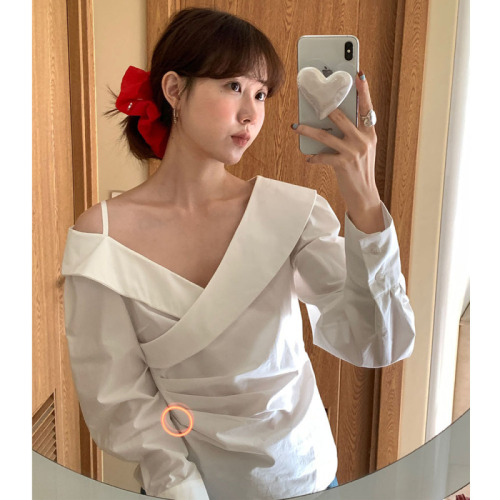 Actual shot of early autumn French gentle and romantic design off-the-shoulder V-neck waist long-sleeved shirt