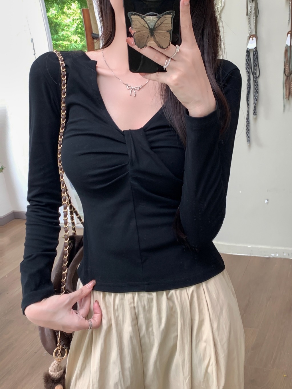 Photographed V-neck twisted pleated split slim-fit short-sleeve T-shirt for women, summer 2024 new style absolutely beautiful short sweet and spicy small top