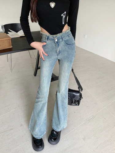 Light-colored jeans for women in autumn, raw edges, floor-length, slightly flared trousers, high-waisted, slim-fitting, wide-leg pants