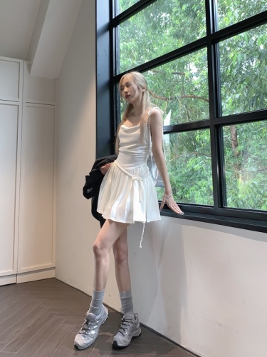 Real photos and real prices. High-end design and pure lust style white dress. High waist suspender skirt. Belt included.