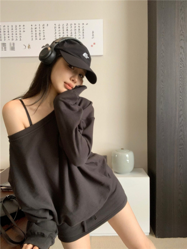 Real shot of slanted shoulder long-sleeved sweatshirt for women, autumn fashion suit, high-waist casual micro-flared trousers and short skirt, casual matching