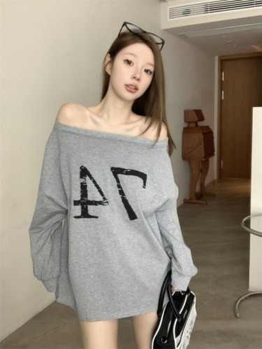 Actual shot of off-shoulder front and back printed long-sleeved T-shirt for women, reversible design, loose and scheming pullover top