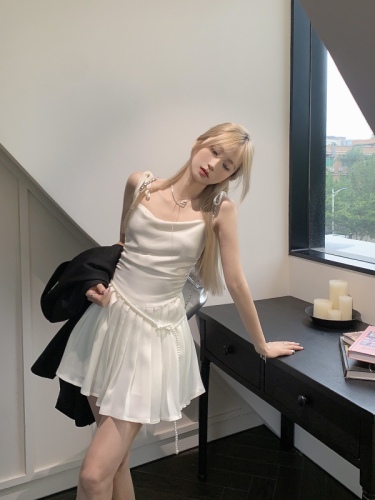 Real photos and real prices. High-end design and pure lust style white dress. High waist suspender skirt. Belt included.