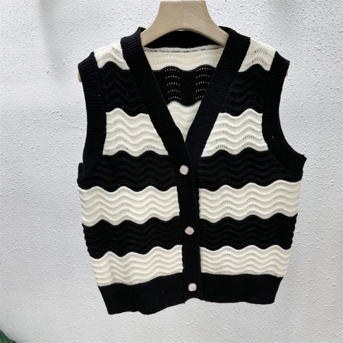 Sweater women's large size 2024 new fat mm niche design V-neck single-breasted retro vest