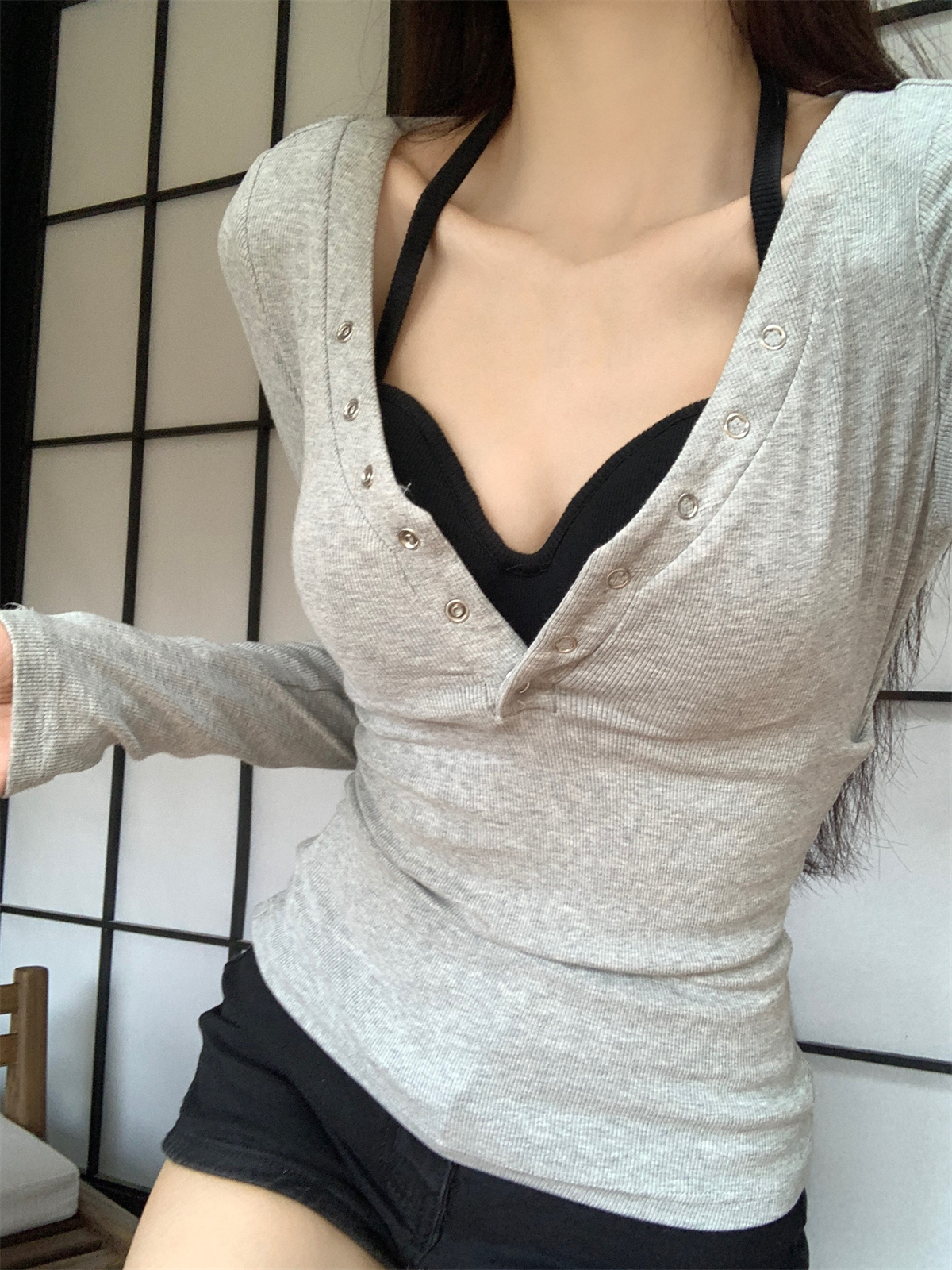 Actual shot of 2024 new autumn v-neck stud button slim pure desire contrasting color fake two-piece long-sleeved T-shirt with inner top