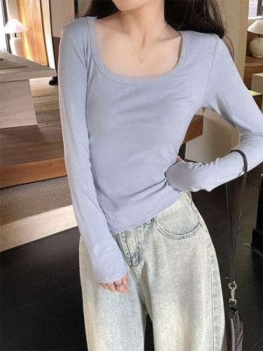 Real shot of U-neck clavicle top for women in autumn, long-sleeved bottoming shirt, short thin irregular T-shirt