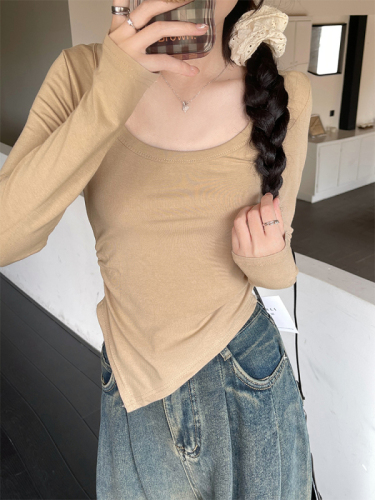 Real shot of U-neck clavicle top for women in autumn, long-sleeved bottoming shirt, short thin irregular T-shirt