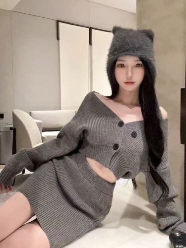 American sweet and spicy style slim-fit sweater suit and skirt for women in early autumn, high-end wear for small people, sexy and pure desire two-piece set