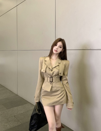 Fashionable design and exquisite girls' coat, vest and skirt suit