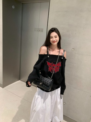 Korean-style outfit design, belt, one-shoulder hole sweater, hot girl hip-hop loose soft waxy sweater top