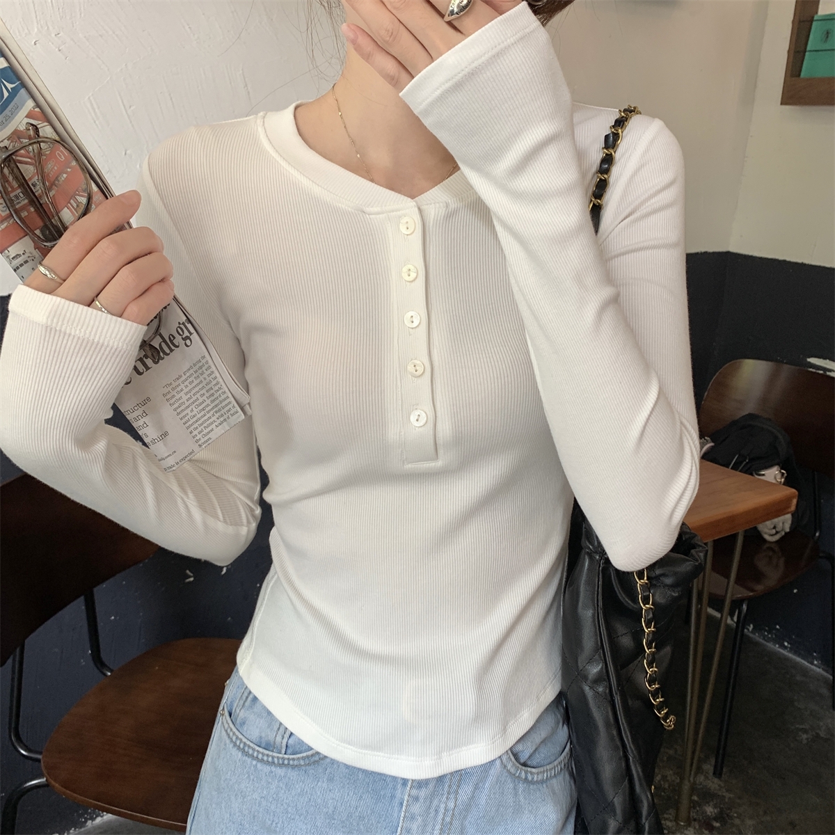 Actual shot of early autumn Korean style slim fit button design, slim and versatile long-sleeved inner T-shirt top for women