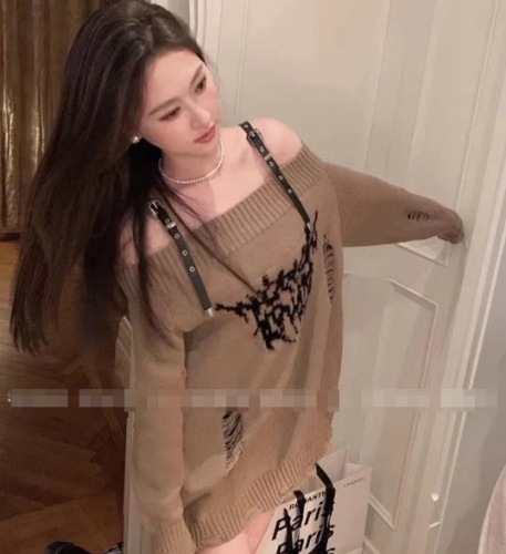 Korean-style outfit design, belt, one-shoulder hole sweater, hot girl hip-hop loose soft waxy sweater top