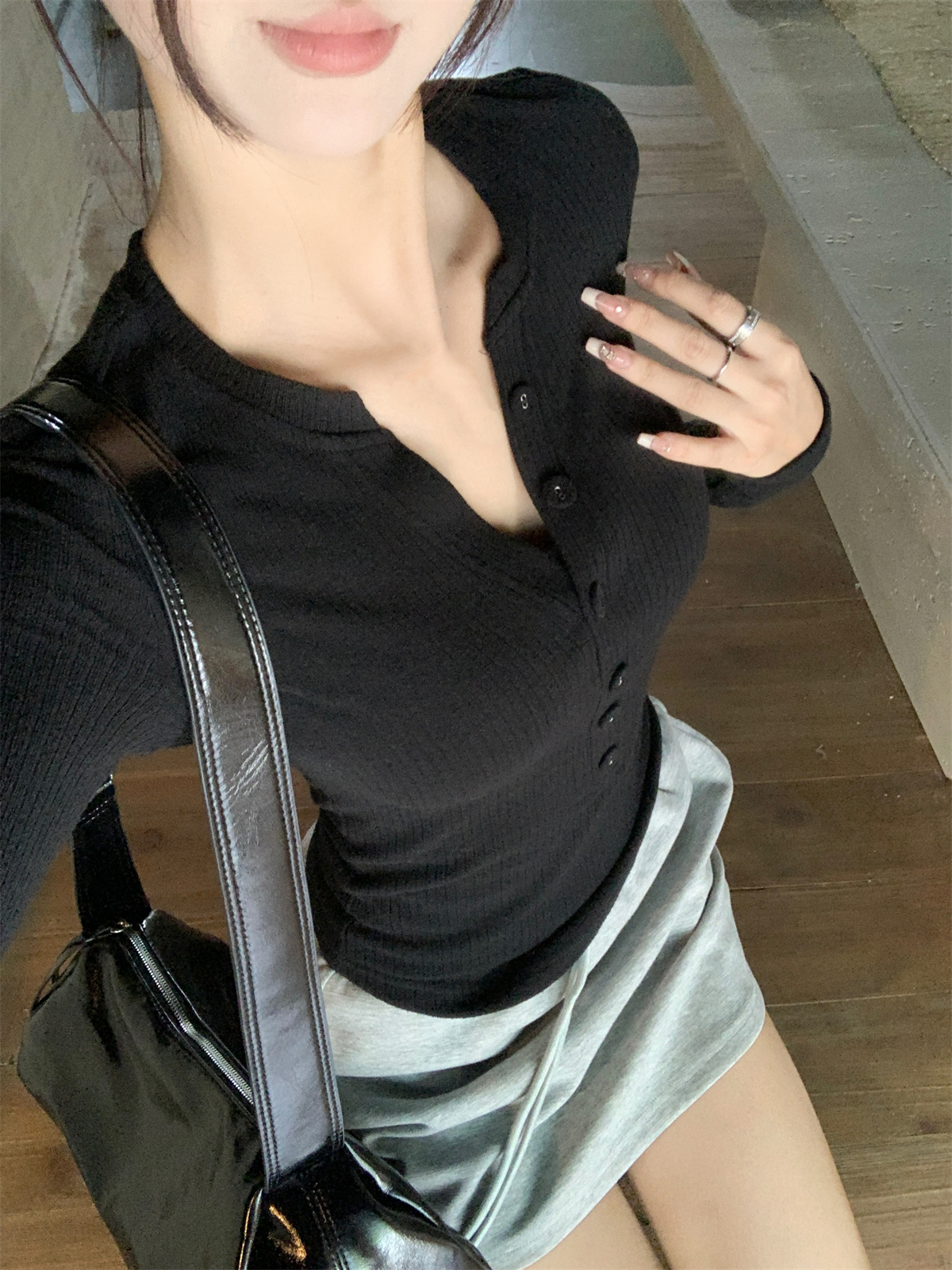 Actual shot of new autumn slim-fitting semi-open collar button slim design with long-sleeved T-shirt top