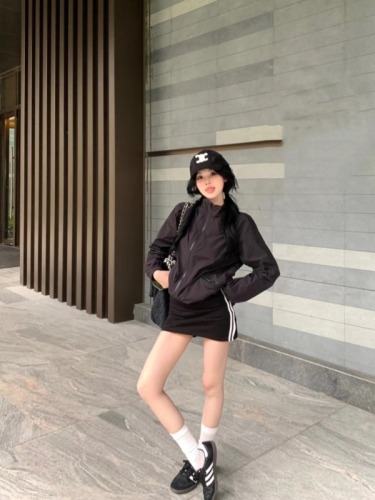 Actual shot of light luxury weekend, slim fit sun protection clothing, summer loose and light long-sleeved jacket, hip-covering skirt suit