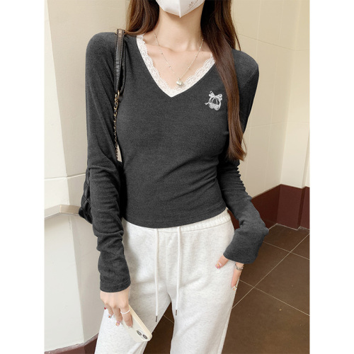 Real shot of sweet hottie lace splicing long-sleeved T-shirt for women in early autumn, slim shoulder, V-neck bottoming shirt, short top