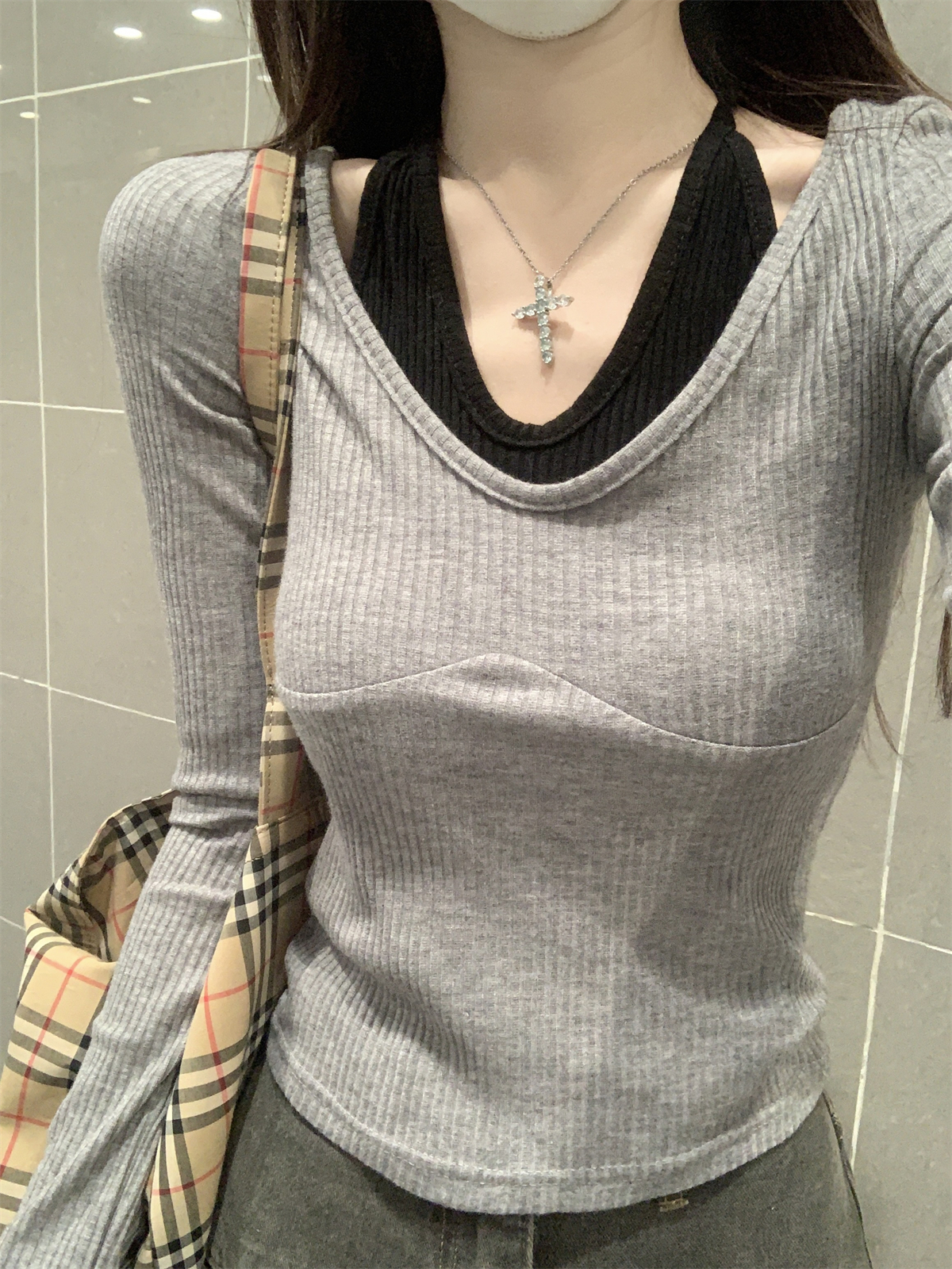 Actual shot of early autumn Korean version of slim-fit pure desire halterneck contrasting color fake two-piece slim long-sleeved T-shirt with inner top