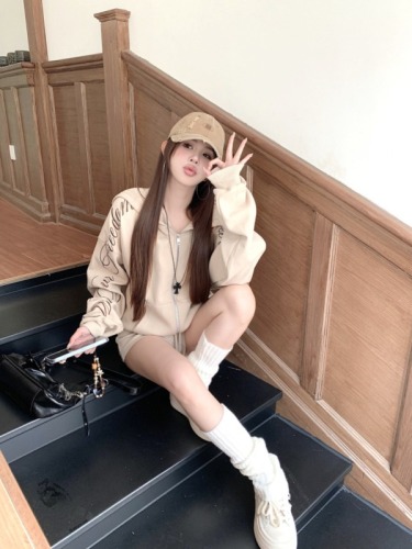 Real shot of fashionable player khaki hooded sweatshirt jacket hot girl lettering printed shorts suit