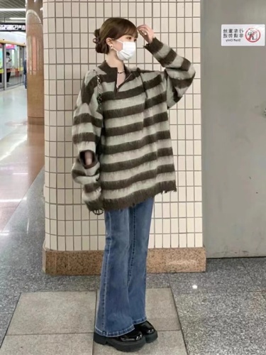 Salt style outfit design, casual and fashionable, age-reducing knitted sweater, sweater top, casual jeans, two-piece suit for women