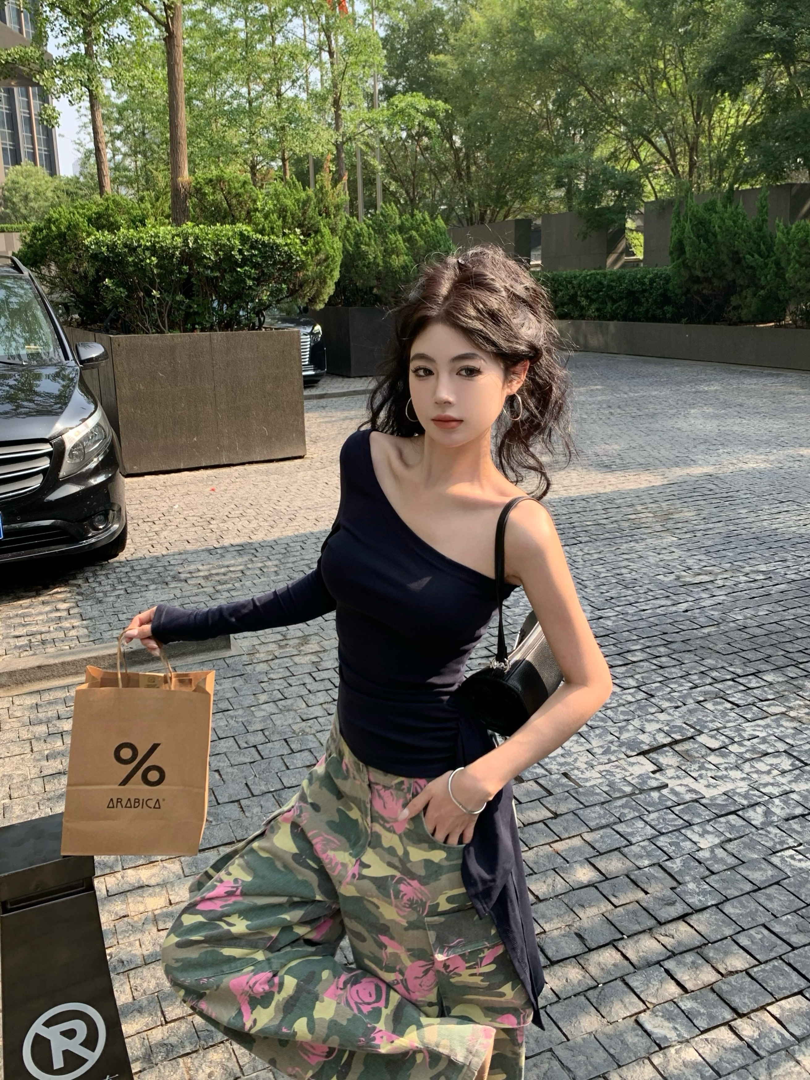 Photographed Off-the-shoulder Asymmetrical Pleated Shoulder Top with Draping Strap Unique Design Slimming Bodycon Base Layer Shirt