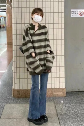 Salt style outfit design, casual and fashionable, age-reducing knitted sweater, sweater top, casual jeans, two-piece suit for women