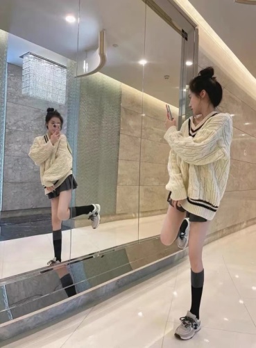 Set of white twist hooded sweater, loose and lazy style, mid-length contrasting hooded sweater + black pleated skirt