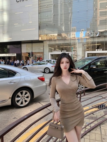 Hot girl minimalist knitted dress temperament v-neck slim slim long-sleeved autumn and winter new bottoming hip short skirt for women