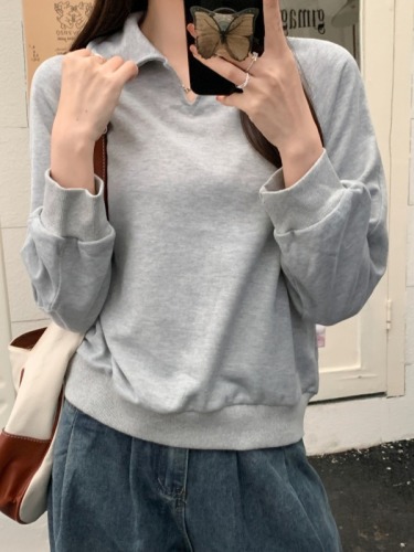 Real shot of American retro gray lapel long-sleeved sweatshirt for women in early autumn, lazy style, simple loose and versatile short top