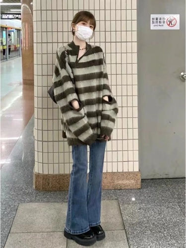 Salt style outfit design, casual and fashionable, age-reducing knitted sweater, sweater top, casual jeans, two-piece suit for women