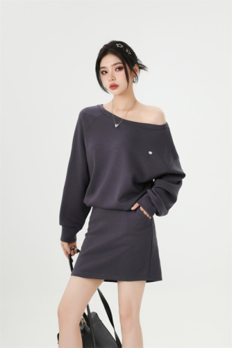 Pleasant and joyful off-shoulder loose sweatshirt dress for women early autumn French style design sloping shoulder long-sleeved skirt