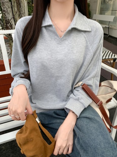 Real shot of American retro gray lapel long-sleeved sweatshirt for women in early autumn, lazy style, simple loose and versatile short top