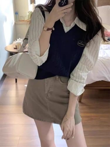 Blue v-neck twist knitted vest for women spring and autumn sleeveless waistcoat sweater vest short layered shirt top