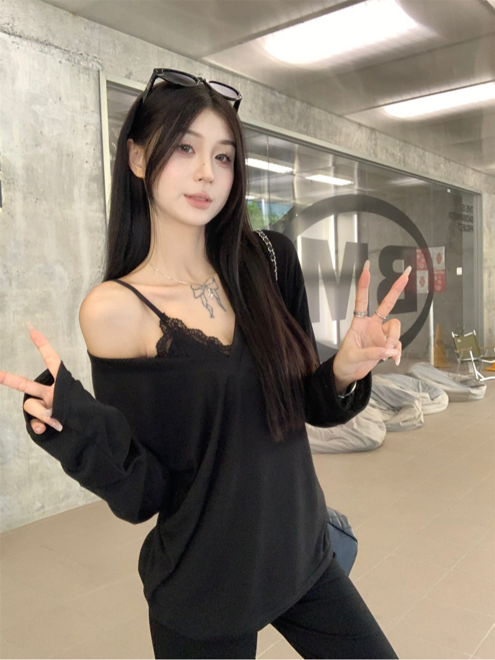 實拍~ 韓系深V領長袖防曬罩衫+內搭蕾絲吊帶+高腰顯瘦喇叭褲