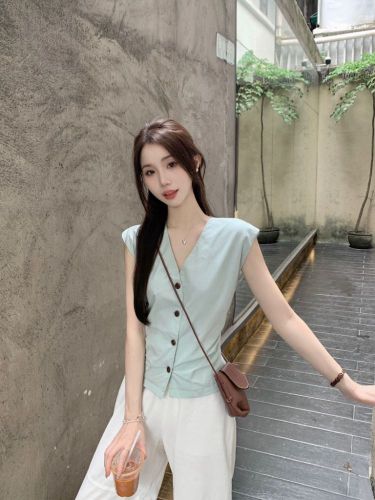 Actual shot of French-style design sleeveless top for women, waist-cinching pleated V-neck waistcoat, slim waistcoat vest